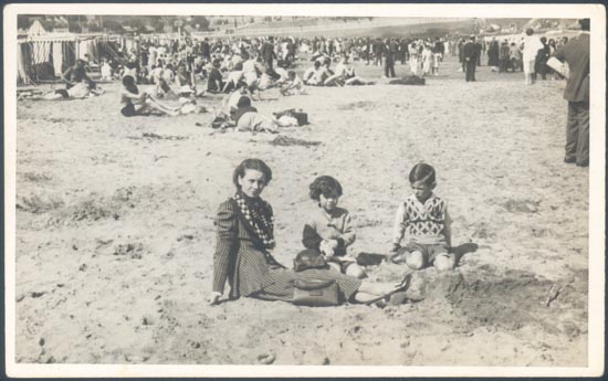 Madre con sus niños jugando sobre la playa