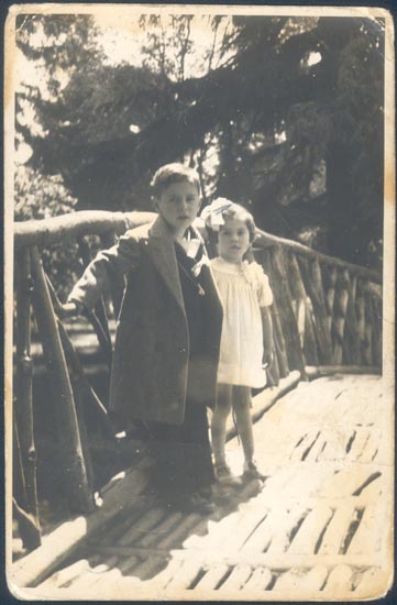 Dos niños sobre un puente