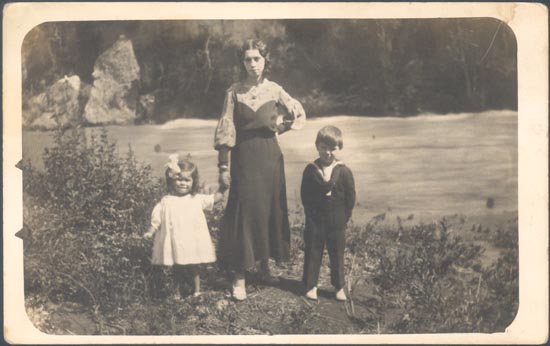 Mujer con dos niños.