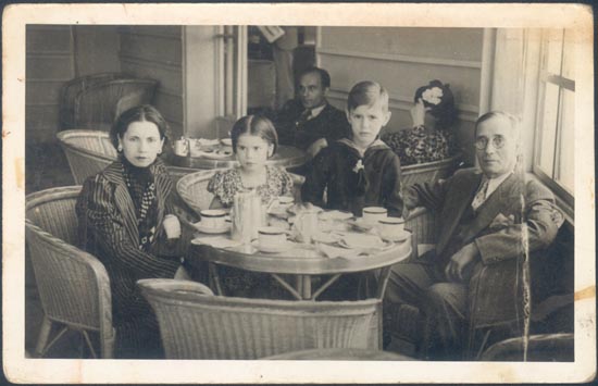 Familia tomando el té.
