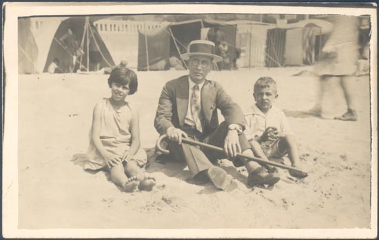 Hombre con dos niños en la playa