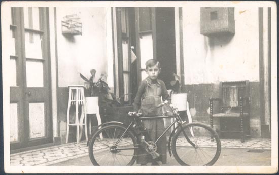Juan Bley Monroy con bicicleta en el patio de su casa.