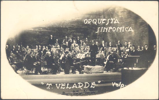 Orquesta sinfónica en el Teatro Velarde de Valparaíso.