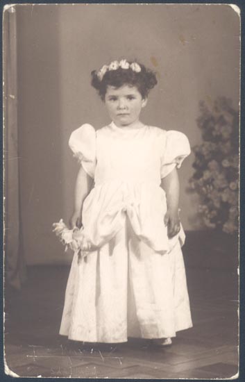 Retrato de una niña con vestido blanco