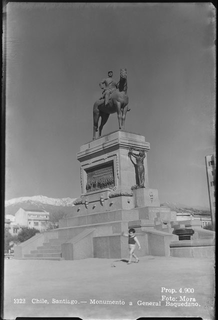 Chile, Santiago – Monumento a General Baquedano.