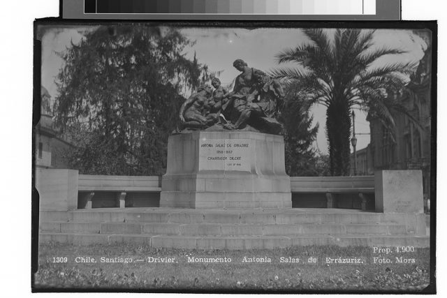 Chile. Santiago – Drivier. Monumento Antonia Salas de Errázuriz.