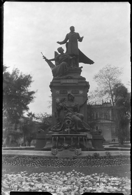 Chile, Santiago – Monumento a Vicuña Mackenna.
