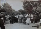 Socios del club deportivo Concón National en la plaza de la ciudad hominima