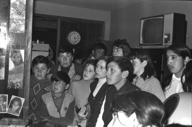 Niños y niñas en visita a tvn Coyhaique.